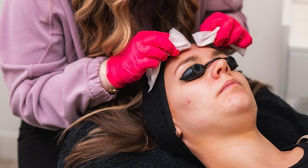 Red LED light therapy device with adjustable panels